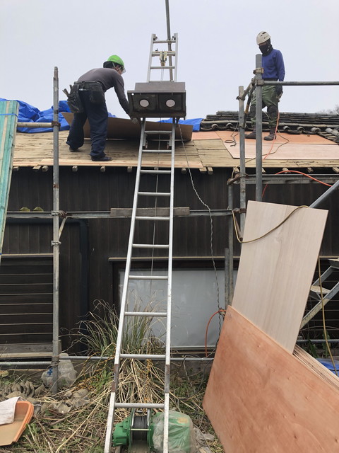 漆の家の屋根工事1